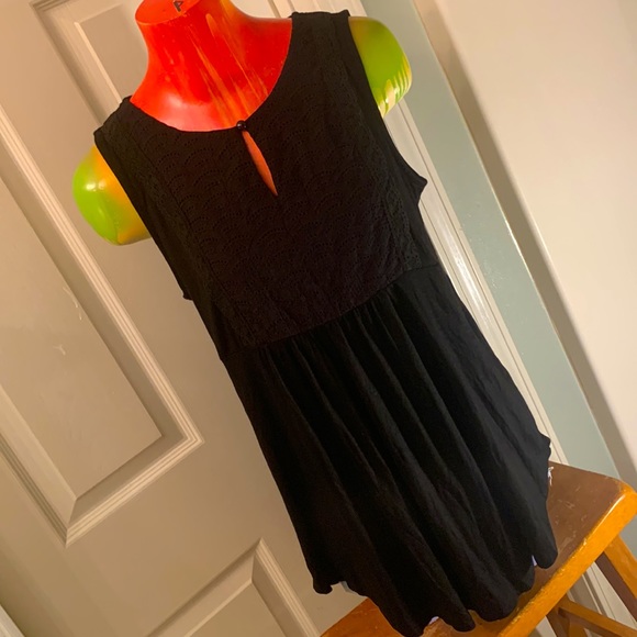 Beautiful & Soft Weekend SUZANNE BETRO Black Eyelet Bib Tunic NWT - Picture 2 of 10